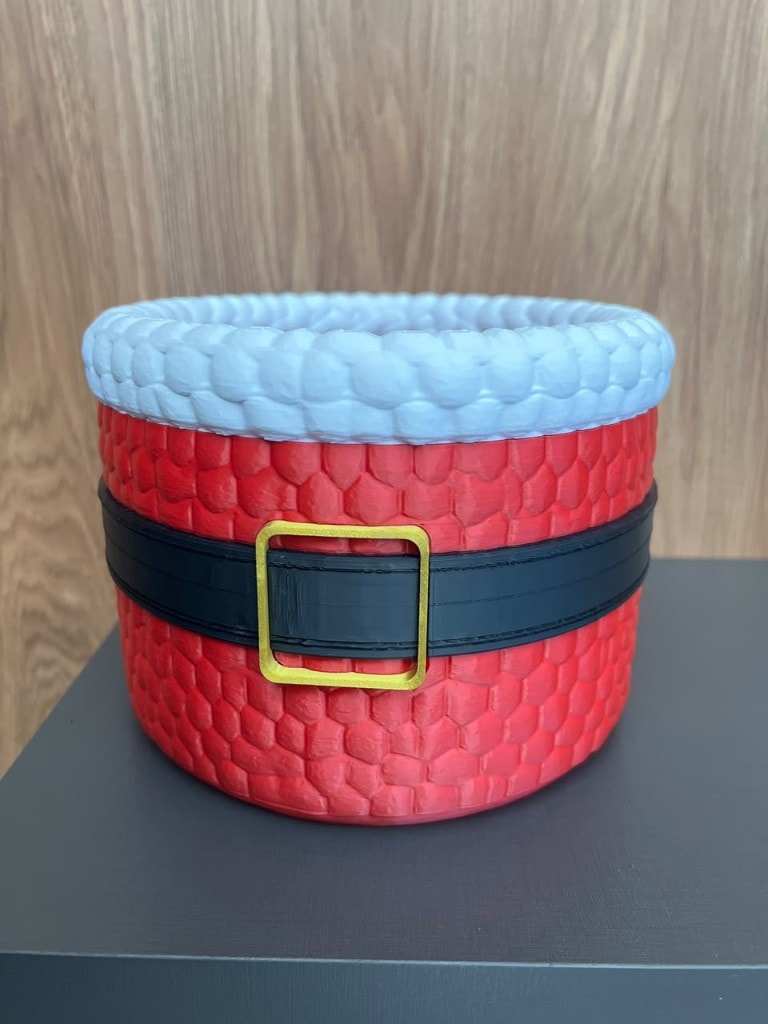 Cesto Porta-Panetone Noel em vermelho, branco, preto e dourado